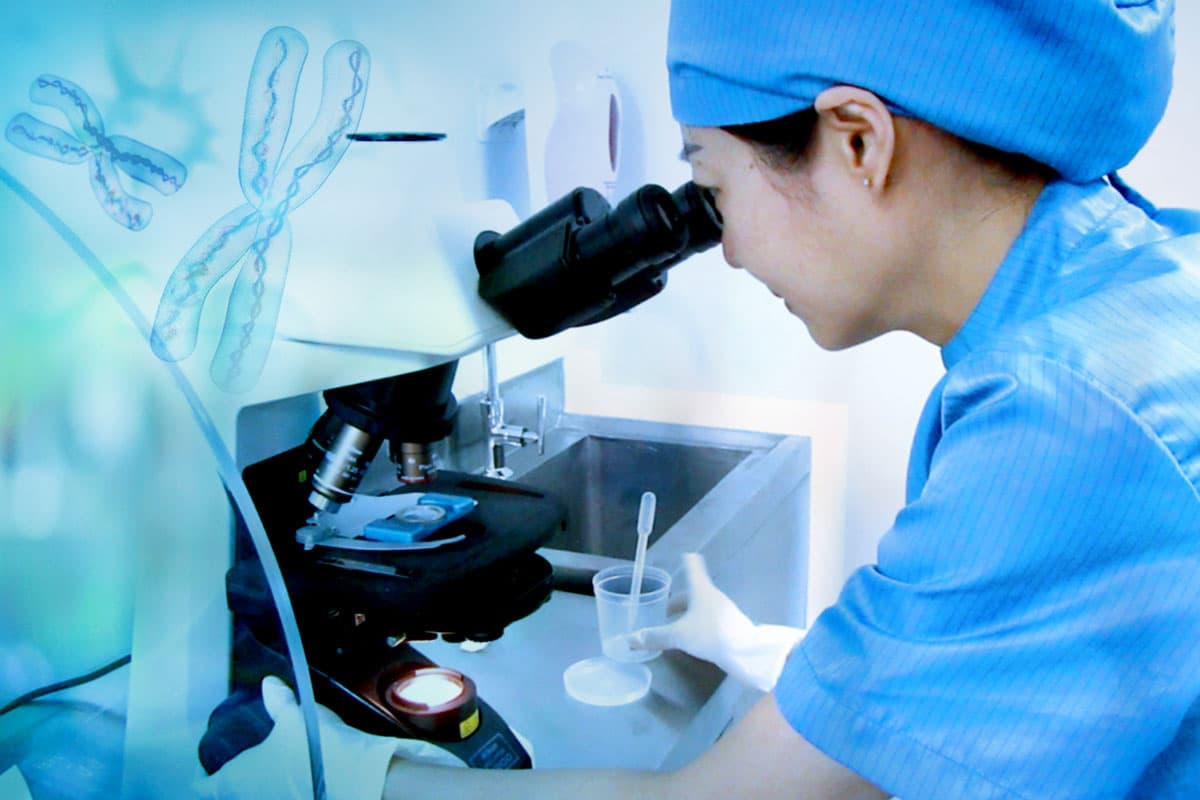 A medical technician conducting PGT at our fertility clinic in Bangkok