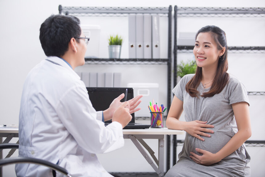 แพทย์กำลังให้คำแนะนำว่าคนท้องควรฉีดวัคซีนไข้หวัดใหญ่ไหม