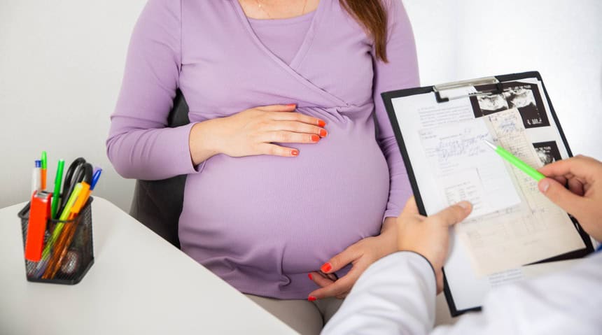 A doctor consulting a pregnant patient