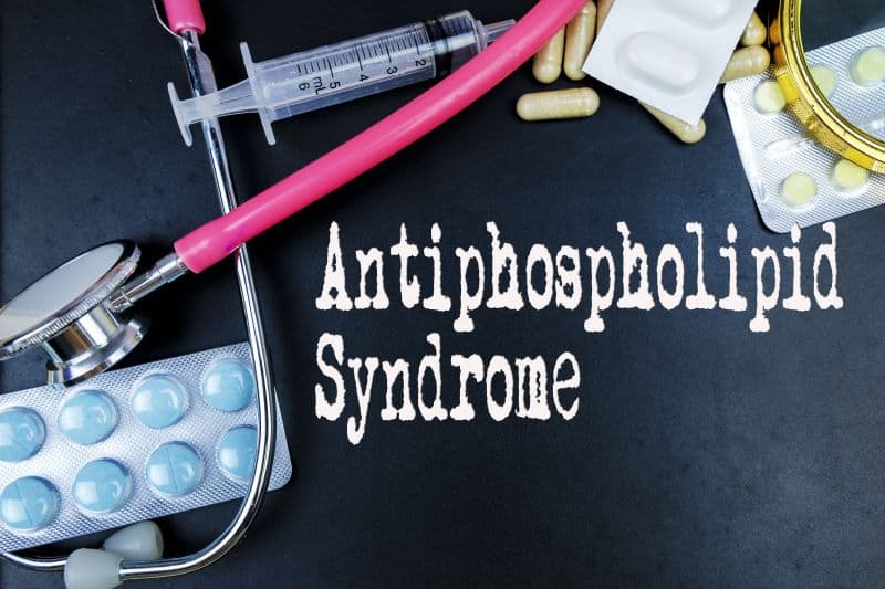 Image illustrating APS treatment through medication and close monitoring by a specialist