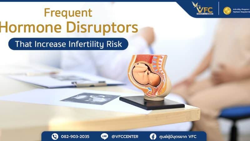 Doctor explaining to a patient how hormone disruptors affect pregnancy