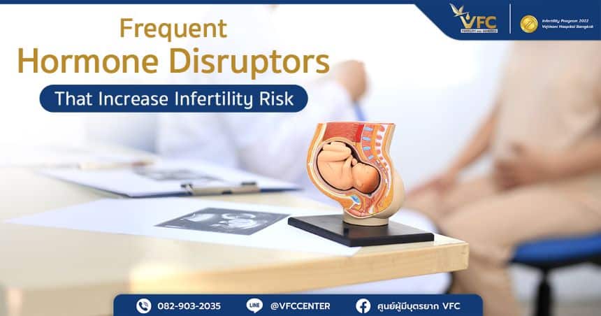 Doctor explaining to a patient how hormone disruptors affect pregnancy
