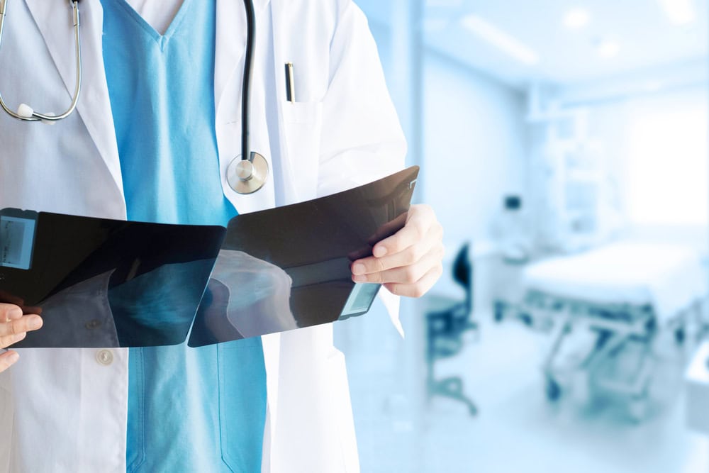 แพทย์อ่านผลตรวจแมมโมแกรม แล้วพบว่ามีหินปูนเต้านมชนิดไม่อันตราย สามารถทำ ICSI ได้