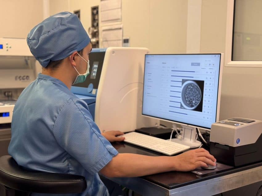 เจ้าหน้าที่กำลังทำการให้คะแนนเกรดตัวอ่อน