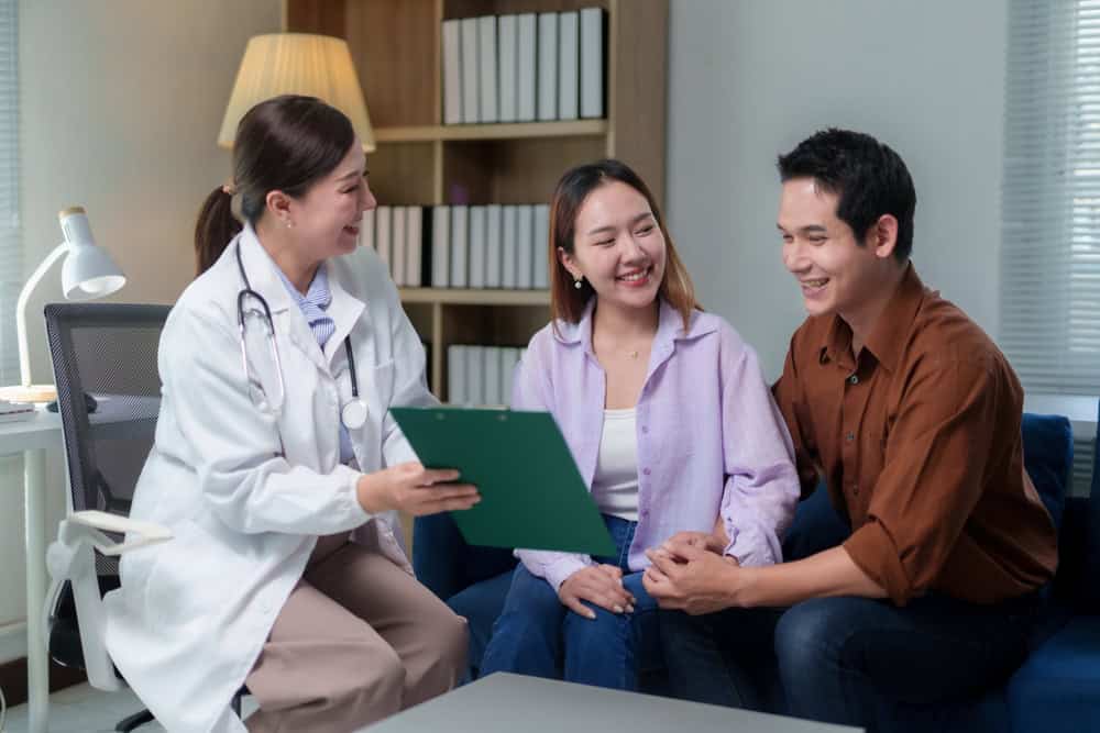 แพทย์กำลังอธิบายความเสี่ยงในการย้ายตัวอ่อน Mosaic