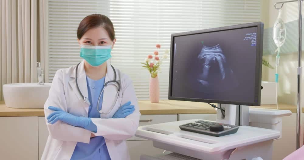 แพทย์และบริการตรวจอัลตราซาวนด์ เพื่อดูปริมาณน้ำในโพรงมดลูกก่อนใส่ตัวอ่อน