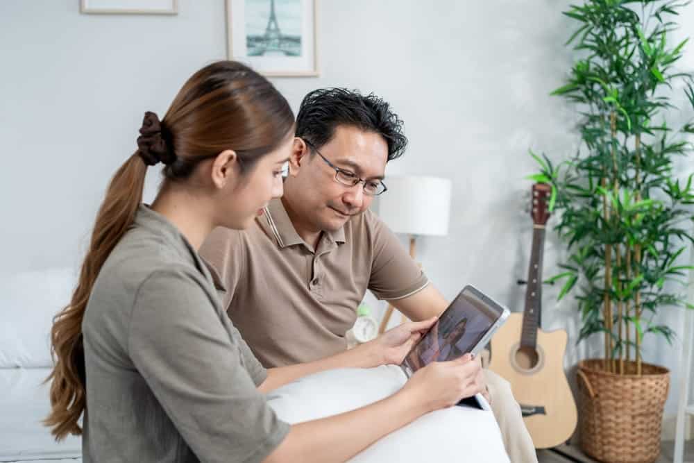 คู่สมรสพูดคุยกับแพทย์เกี่ยวกับขั้นตอนรับบริจาคไข่จากผู้เป็นพาหะผ่านระบบออนไลน์