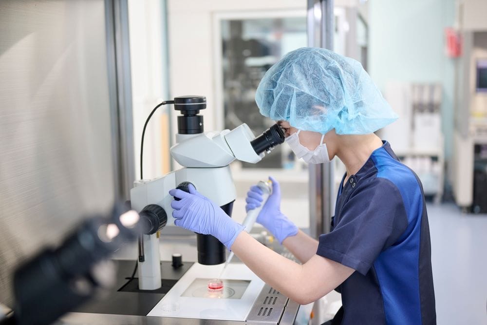 นักวิทยาศาสตร์เพาะเลี้ยงตัวอ่อนผสม GM-CSF ในน้ำยาเพาะเลี้ยงเพื่อช่วยเพิ่มโอกาสฝังตัวของตัวอ่อน