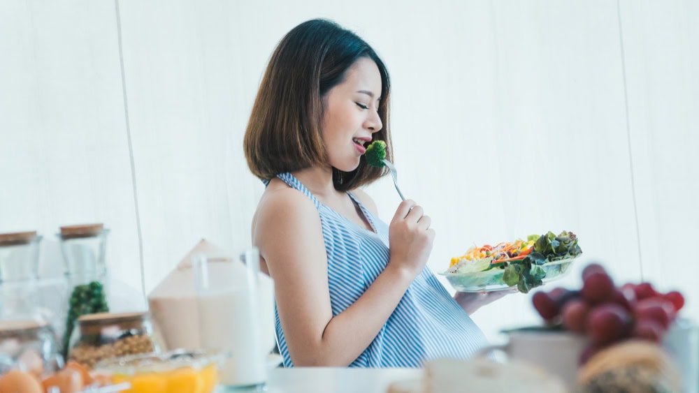 Eating a healthy diet helps in reducing the risk of miscarriage.